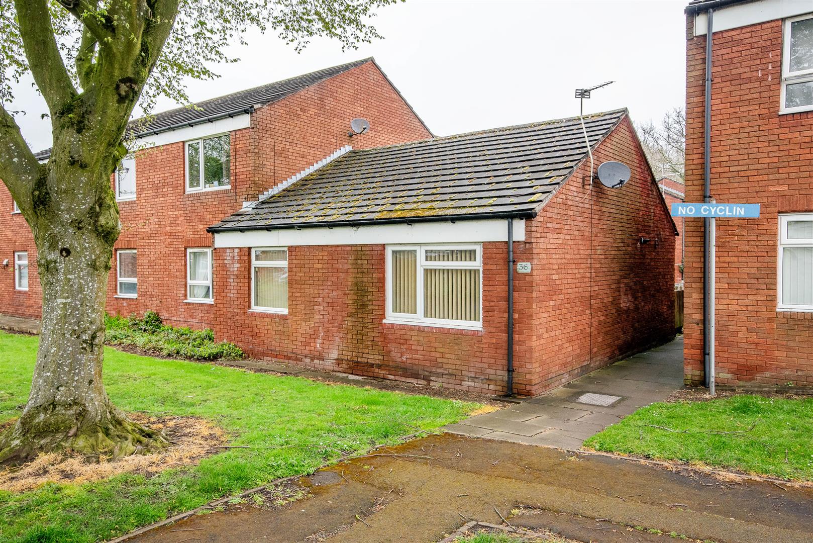 2 bed property in Forrester Close, Leyland